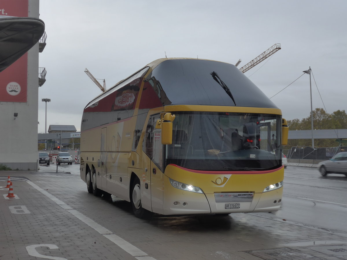 (186'287) - Aus der Schweiz: PostAuto Graubnden - GR 770'077 - Neoplan am 11. November 2017 in Stuttgart, Staatsgalerie