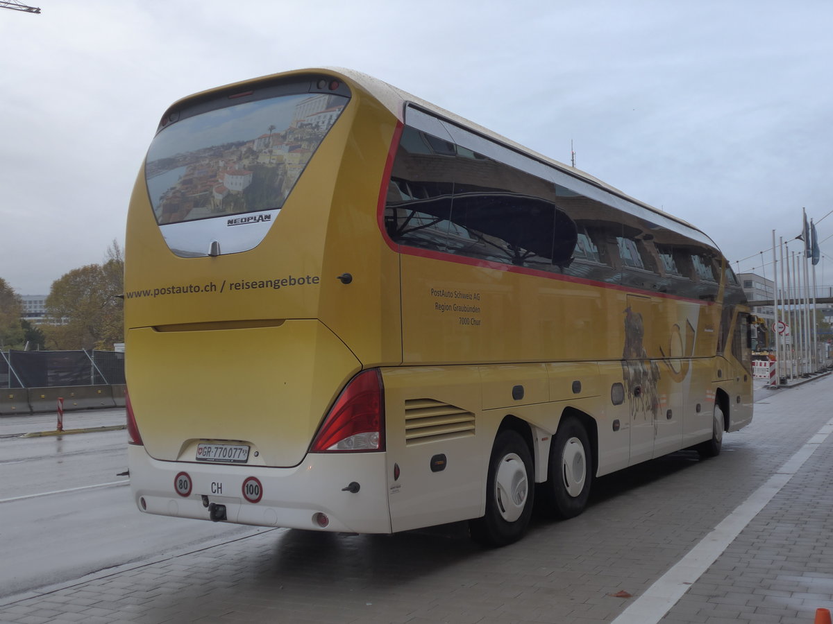 (186'288) - Aus der Schweiz: PostAuto Graubnden - GR 770'077 - Neoplan am 11. November 2017 in Stuttgart, Staatsgalerie