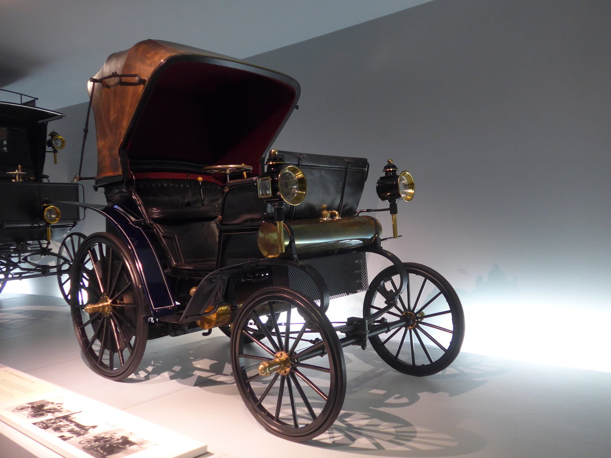 (186'319) - Daimler  Riemenwagen  Vis-�-Vis von 1896 am 12. November 2017 in Stuttgart, Mercedes-Benz Museum
