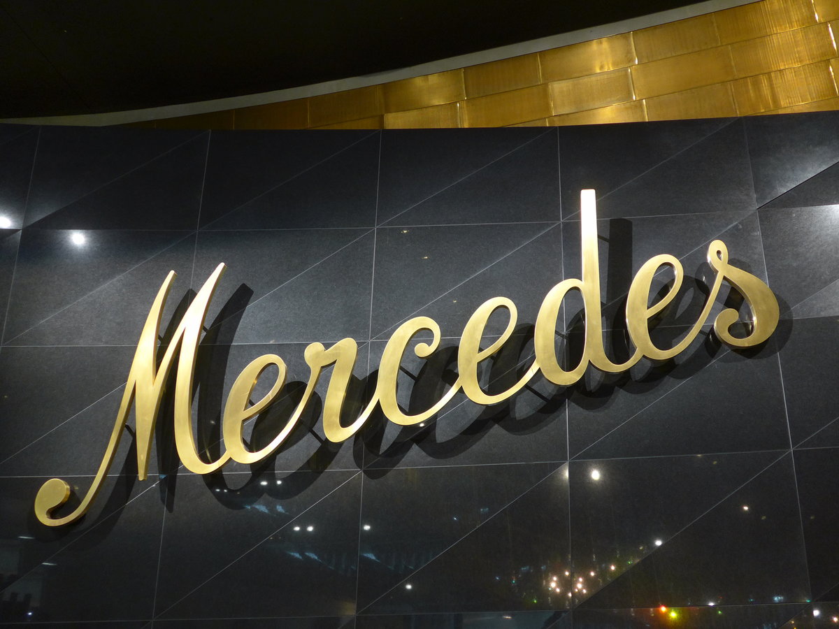 (186'330) - Altes Mercedes-Logo am 12. November 2017 in Stuttgart, Mercedes-Benz Museum