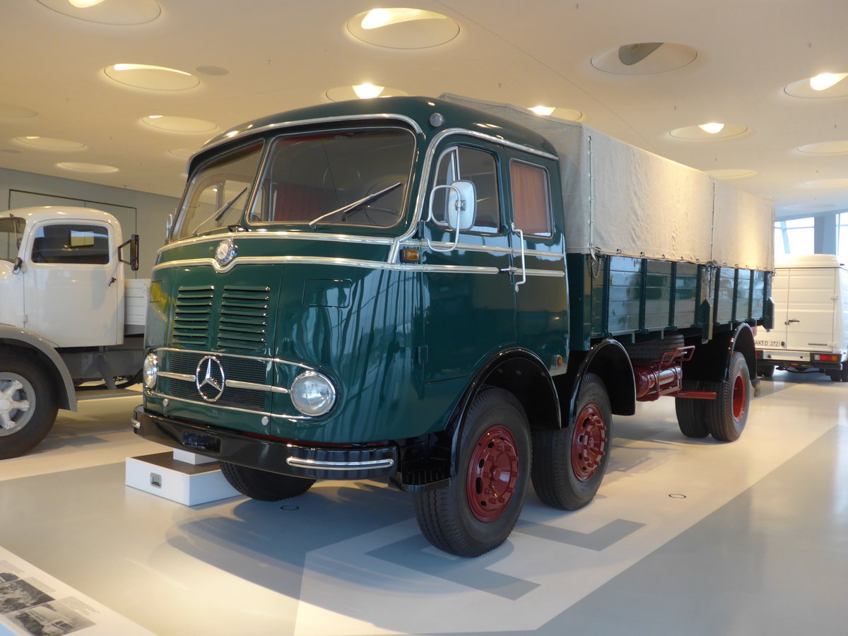 (186'380) - Mercedes-Benz LP 333 Pritschenwagen von 1959 am 12. November 2017 in Stuttgart, Mercedes-Benz Museum