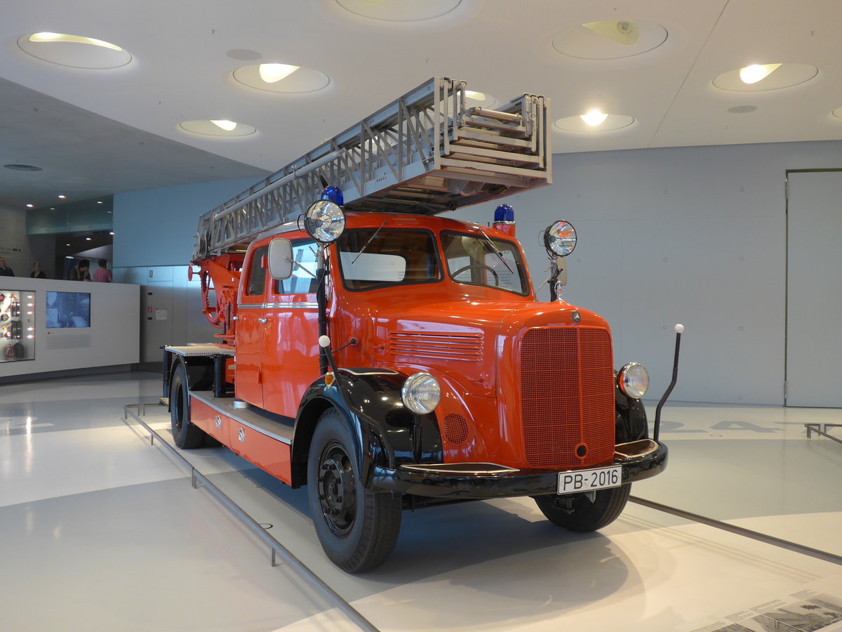 (186'412) - Mercedes-Benz LF 3500 Feuerwehrfahrzeug mit Metz Drehleiter DL 22 von 1952 - PB-2016 - am 12. November 2017 in Stuttgart, Mercedes-Benz Museum