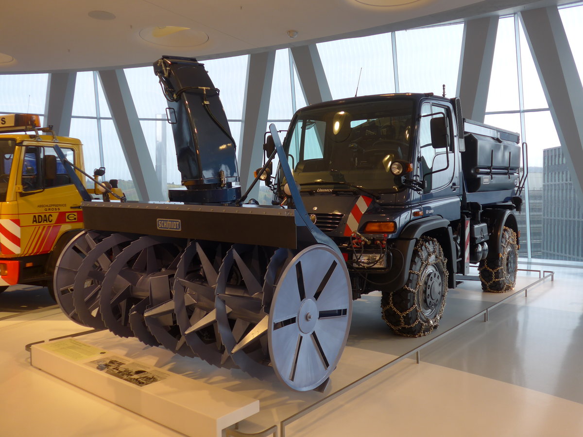 (186'416) - Mercedes-Benz Unimog U 500 Winterdienstfahrzeug von 2004 am 12. November 2017 in Stuttgart, Mercedes-Benz Museum