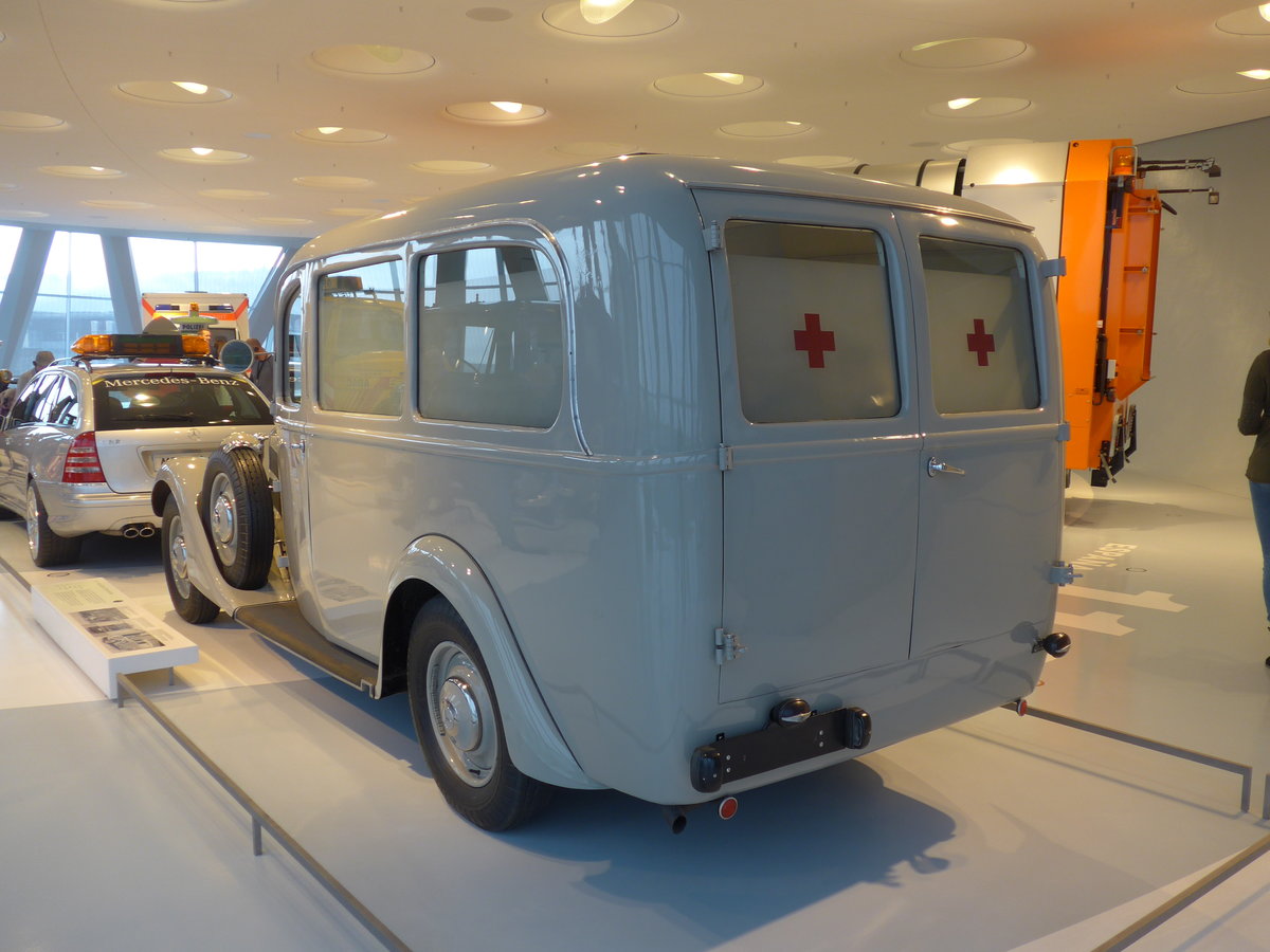 (186'421) - Mercedes-Benz 320 Krankenwagen von 1937 (Firma Hohner) am 12. November 2017 in Stuttgart, Mercedes-Benz Museum