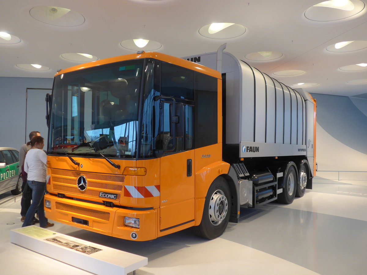 (186'424) - Mercedes-Benz Econic 2628 NGT M�llsammelfahrzeug von 2005 am 12. November 2017 in Stuttgart, Mercedes-Benz Museum