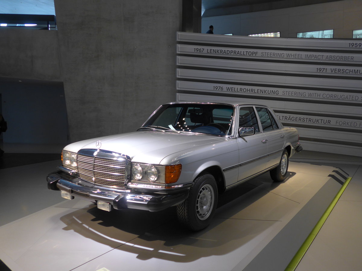 (186'436) - Mercedes-Benz 300 SD von 1980 am 12. November 2017 in Stuttgart, Mercedes-Benz Museum