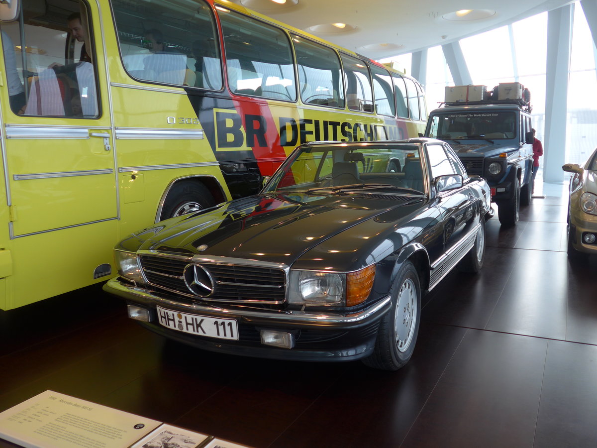 (186'449) - Mercedes-Benz 500 SL von 1988; Schauspieler Hardy Kr�ger - HH-HK 111 - am 12. November 2017 in Stuttgart, Mercedes-Benz Museum