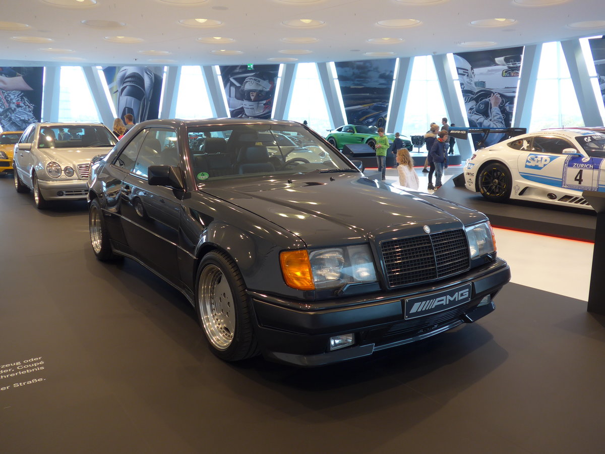 (186'473) - AMG 300 CE 6.0  The Hammer  von 1986 am 12. November 2017 in Stuttgart, Mercedes-Benz Museum