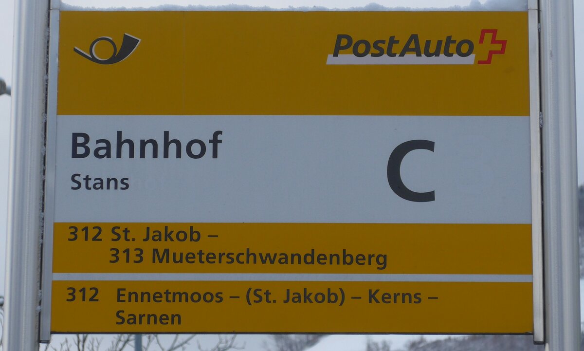 (186'801) - PostAuto-Haltestellenschild - Stans, Bahnhof - am 9. Dezember 2017