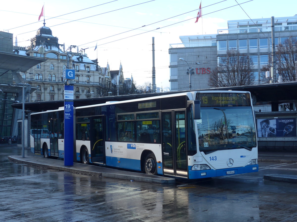 (186'832) - VBL Luzern - Nr. 143/LU 199'443 - Mercedes am 9. Dezember 2017 beim Bahnhof Luzern