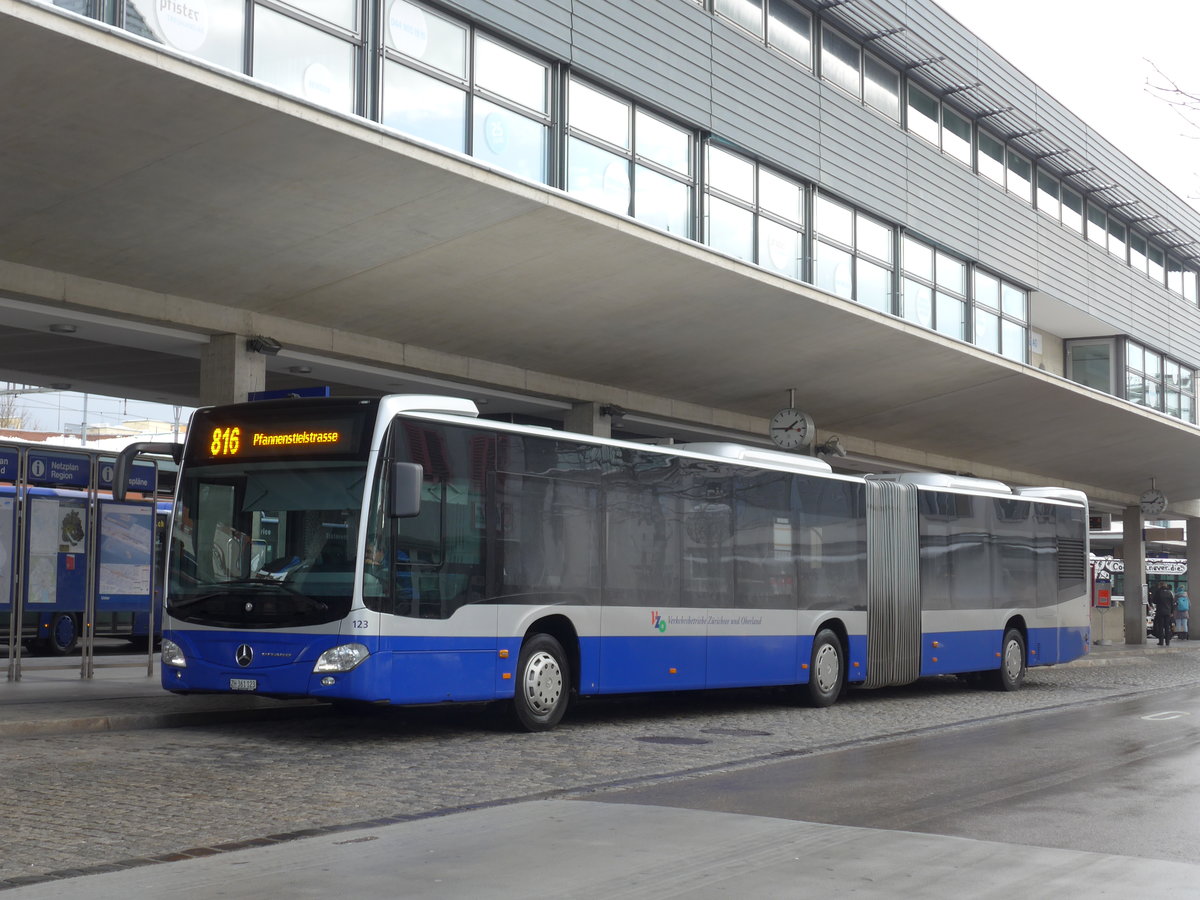 (186'870) - VZO Grningen - Nr. 123/ZH 361'123 - Mercedes am 9. Dezember 2017 beim Bahnhof Uster