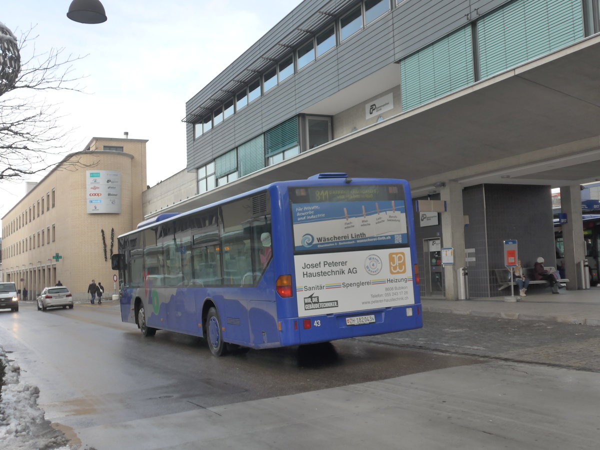 (186'871) - VZO Grningen - Nr. 43/ZH 182'043 - Mercedes am 9. Dezember 2017 beim Bahnhof Uster