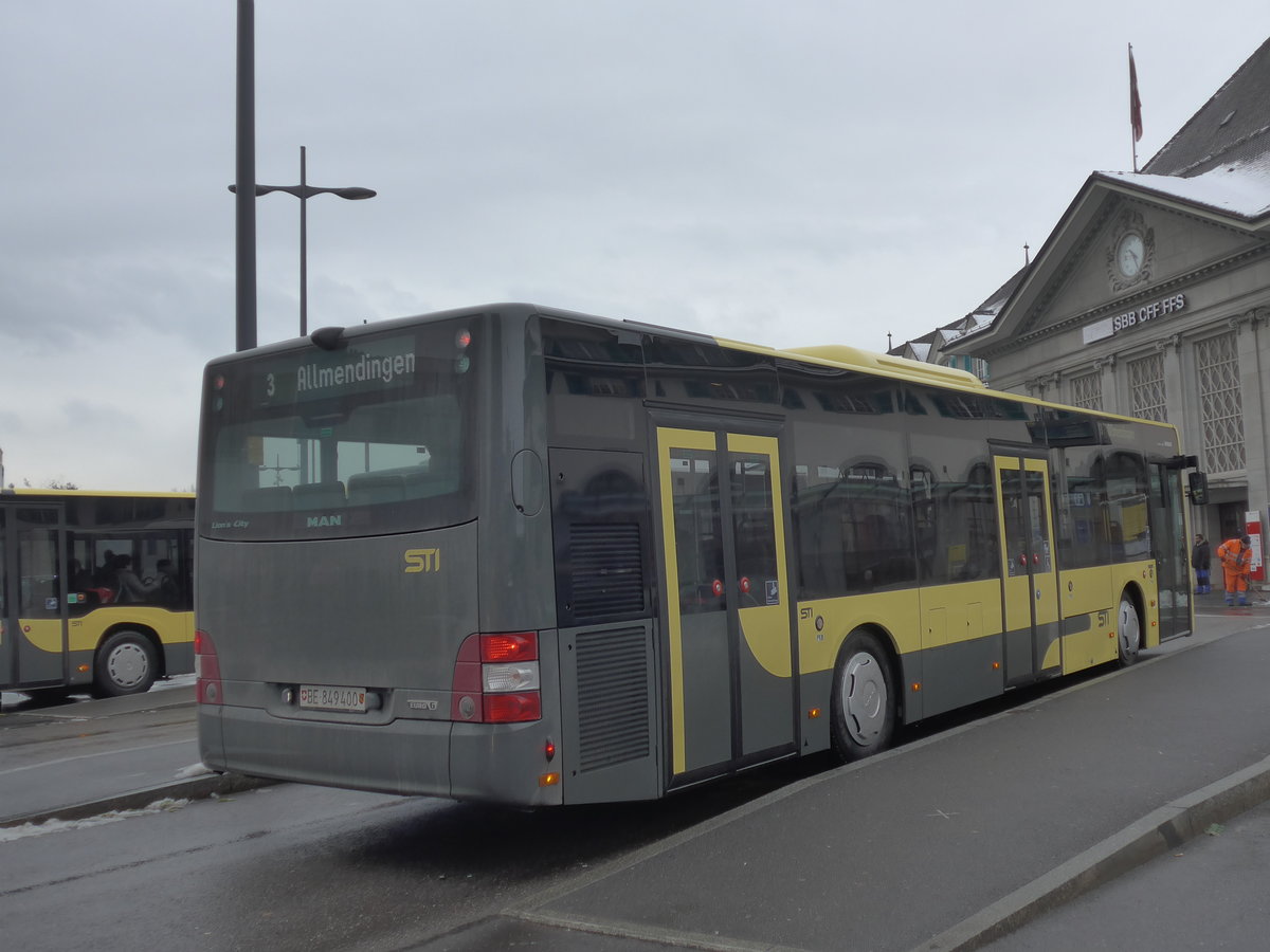 (186'943) - STI Thun - Nr. 400/BE 849'400 - MAN am 11. Dezember 2017 beim Bahnhof Thun