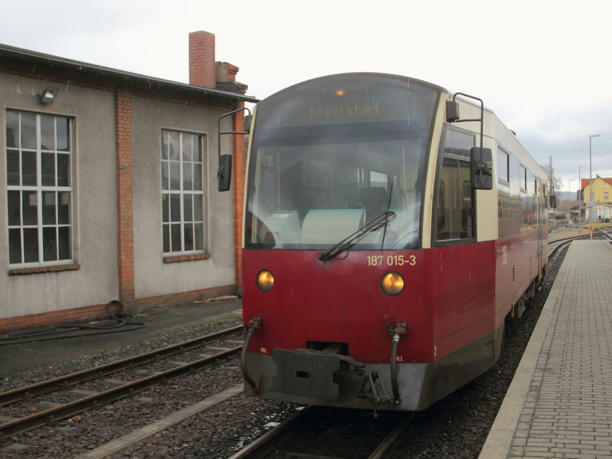 187 015-3 der HSB steht am 21.Februar 2014 in Gernrode aus Quedlinburg kommend f�r sp�tere Aufgaben bereit.