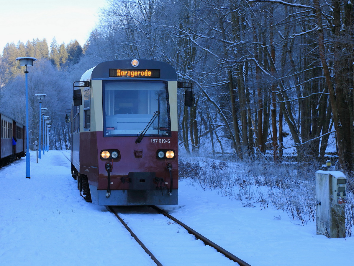 187 019-5 der Harzer Schmalspurbahnen GmbH im Bahnhof Alexisbad am 22. Januar 2017.