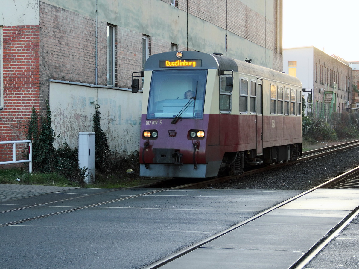 187 019-5 kurz vor dem Bahn�bergang Quedlinburg, Albert-Schweitzer-Strasse in Richtung Endbahnhof Quedlinburg als HSB 8972 am 15. Dezember 2013 aus Nordhausen kommend.
