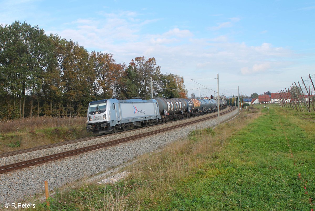 187 078-1 zieht einen Kesselzug nach München bei Rohrbach (Ilm). 21.10.17