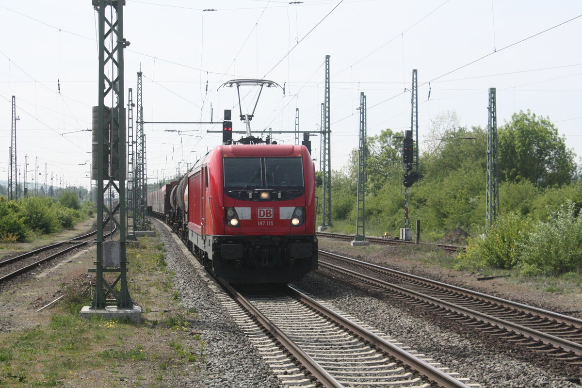 187 115 durchfhrt mit einen Gterzug den Bahnhof Northeim(Han) am 8.5.20