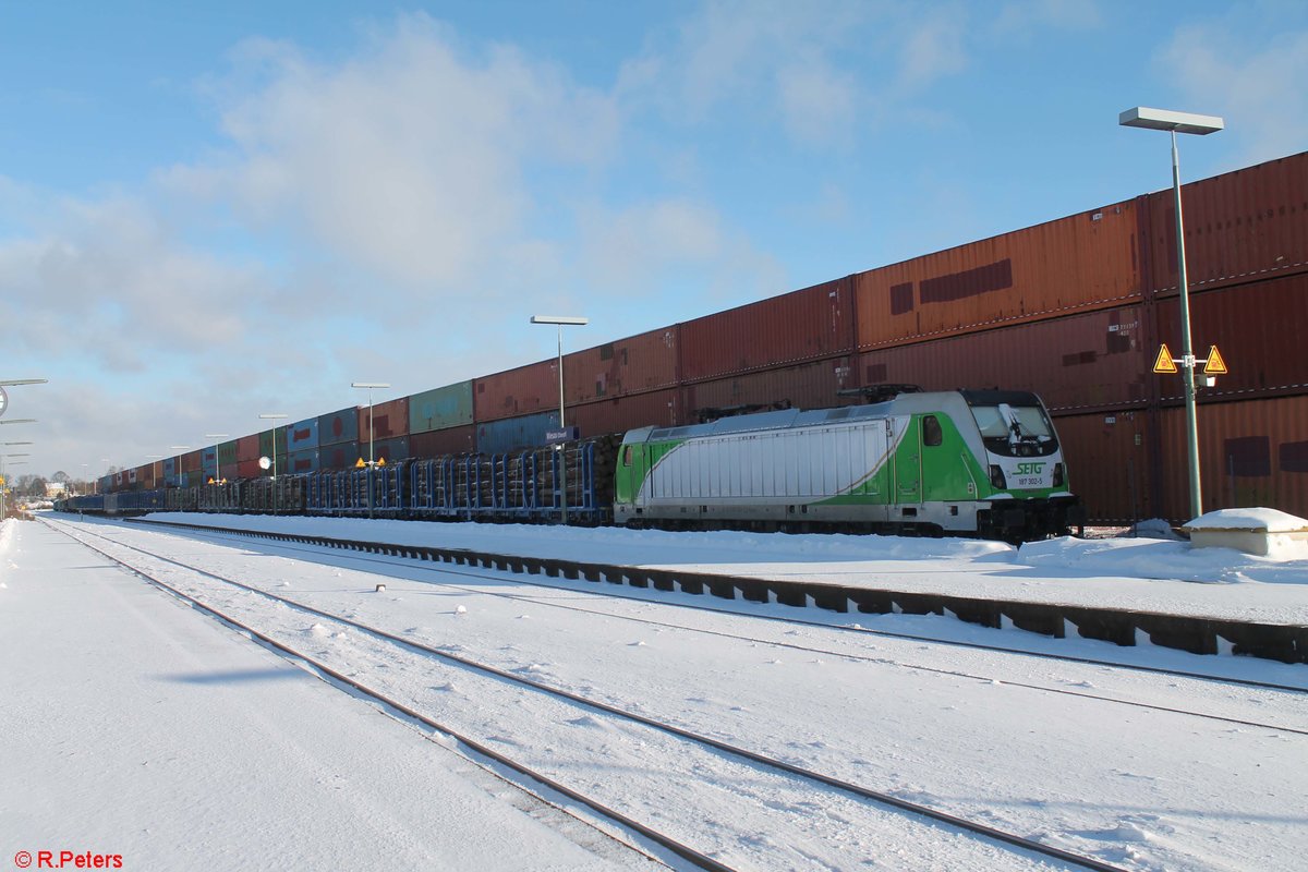 187 302 mit Rundholzzug in Wiesau/Oberpfalz. 14.01.21