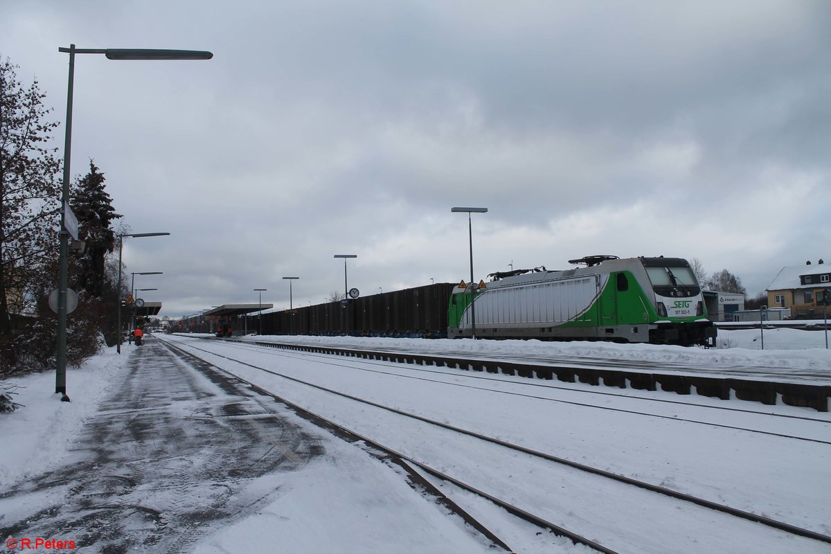 187 302 steht nun mit dem ersten Teil des Hackschnitzelzuges in Wiesau/Oberpfalz. 14.01.21