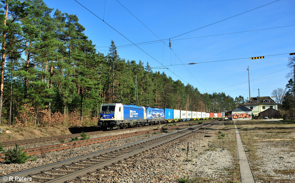 187 326-4 + 187 321-5 mit ein Containerzug in Ochenbruck. 09.03.24