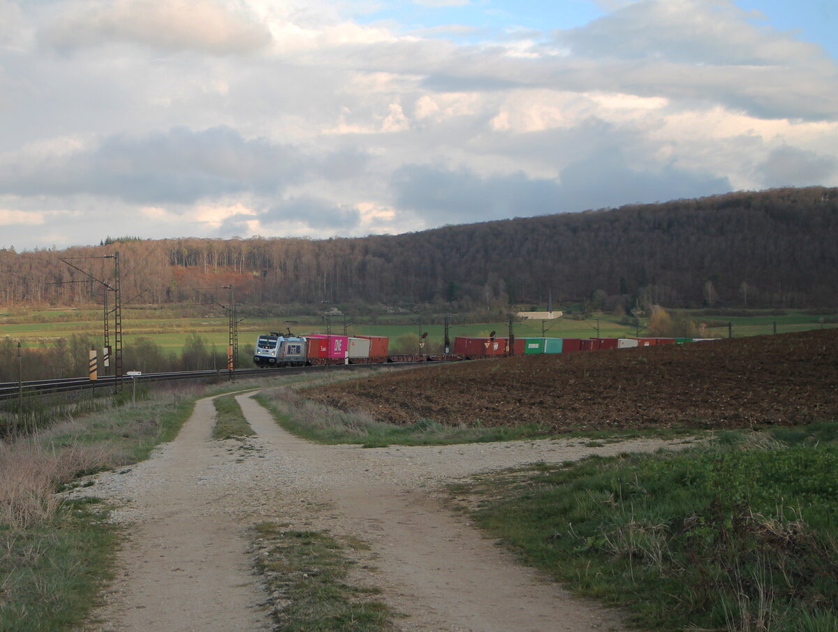 187 512 mit einem Containerzug bei Wettelsheim in Richtung Ansbach.23.03.24