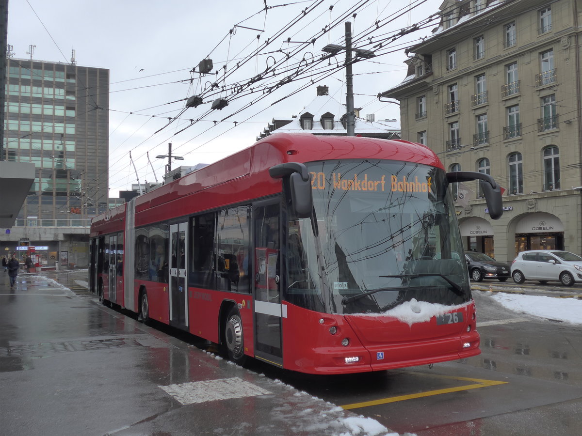 (187'057) - Bernmobil, Bern - Nr. 26 - Hess/Hess Gelenktrolleybus am 18. Dezember 2017 beim Bahnhof Bern