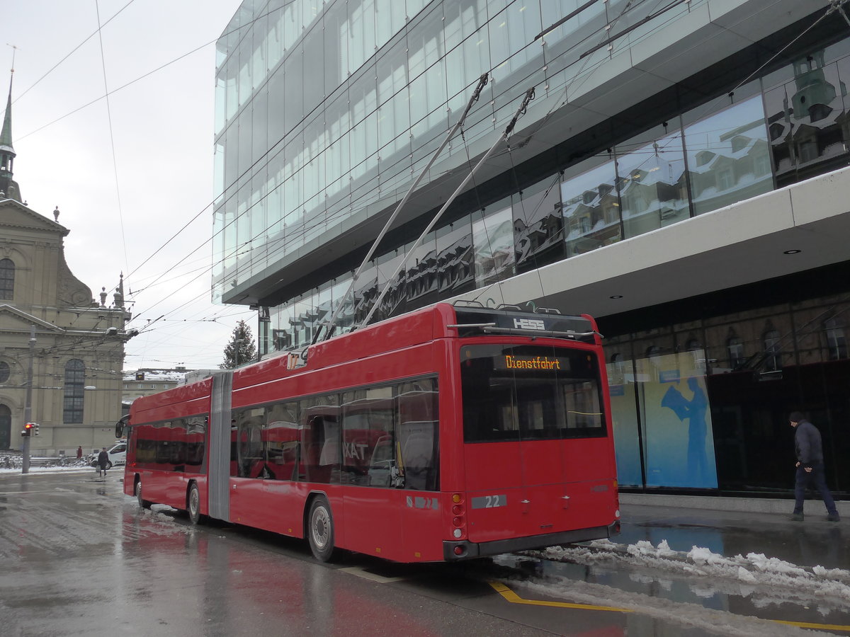 (187'060) - Bernmobil, Bern - Nr. 22 - Hess/Hess Gelenktrolleybus am 18. Dezember 2017 beim Bahnhof Bern