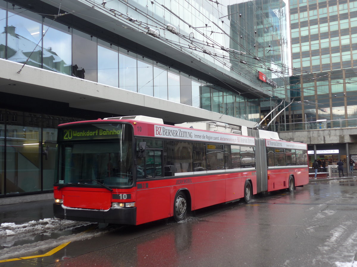 (187'062) - Bernmobil, Bern - Nr. 10 - NAW/Hess Gelenktrolleybus am 18. Dezember 2017 beim Bahnhof Bern