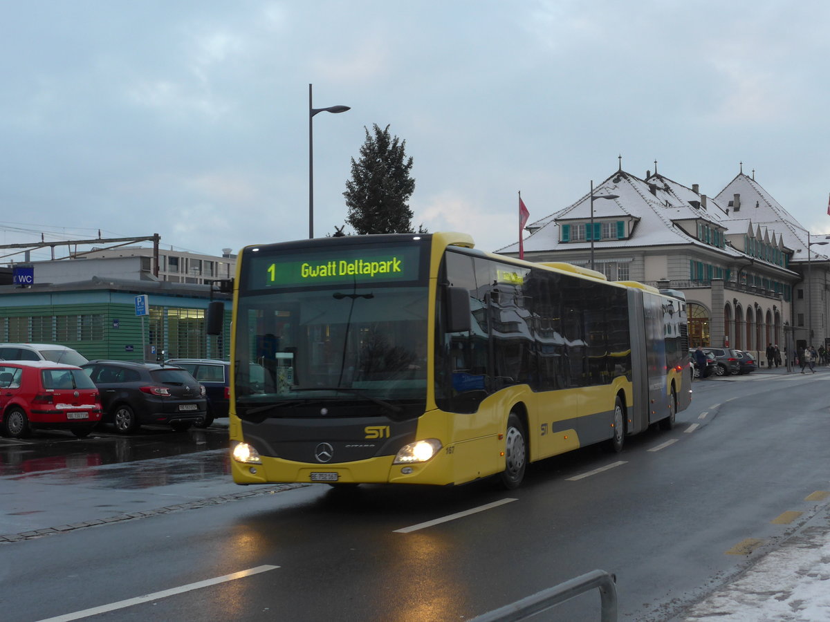 (187'108) - STI Thun - Nr. 167/BE 752'167 - Mercedes am 18. Dezember 2017 beim Bahnhof Thun