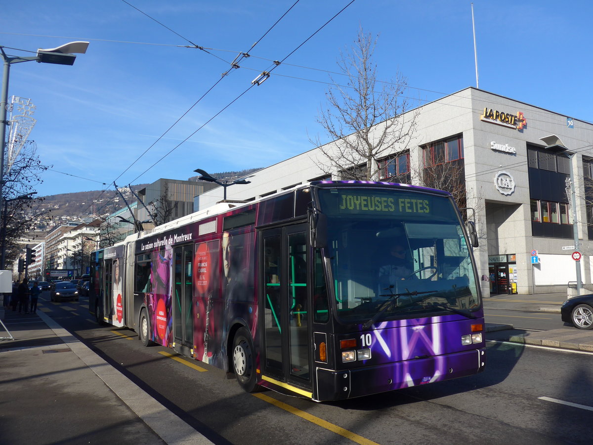 (187'225) - VMCV Clarens - Nr. 10 - Van Hool Gelenktrolleybus am 23. Dezember 2017 beim Bahnhof Vevey