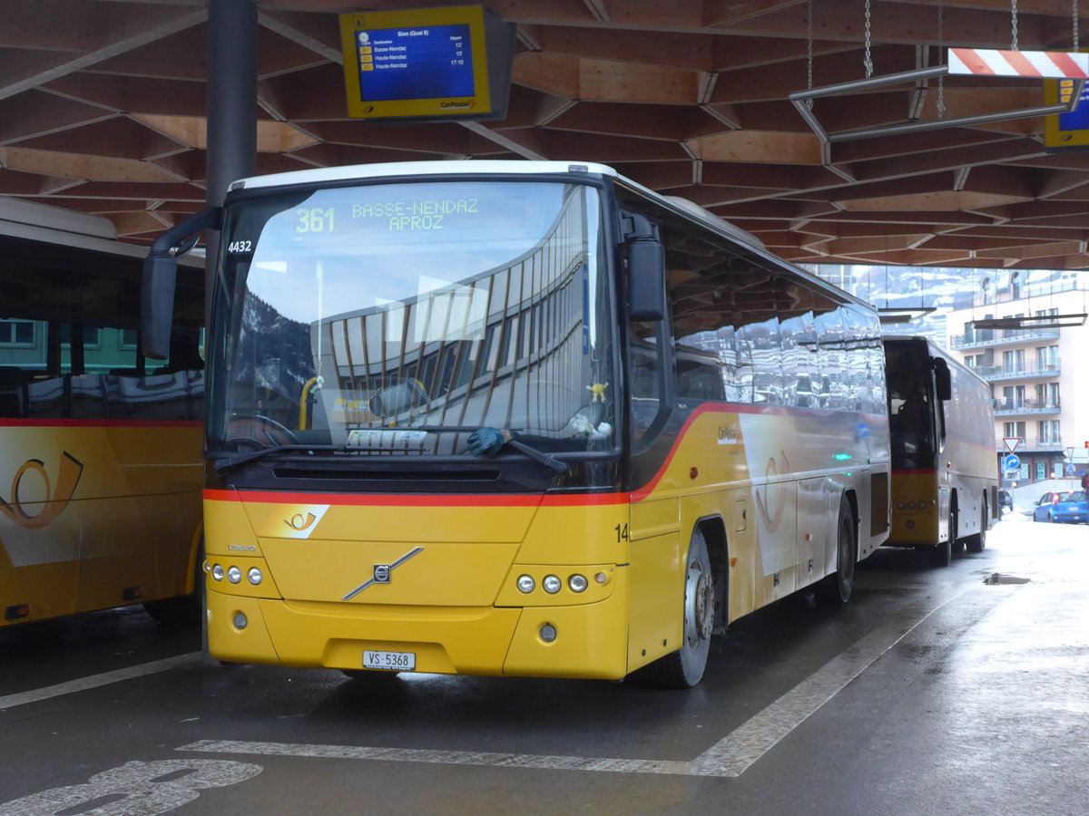 (187'251) - Lathion, Sion - Nr. 14/VS 5368 - Volvo am 23. Dezember 2017 beim Bahnhof Sion