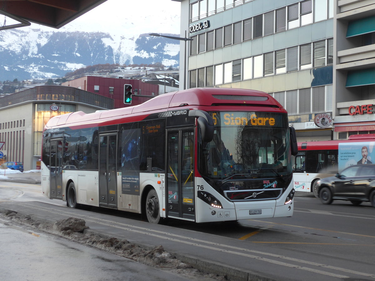 (187'253) - PostAuto Wallis - Nr. 76/VS 459'700 - Volvo am 23. Dezember 2017 beim Bahnhof Sion