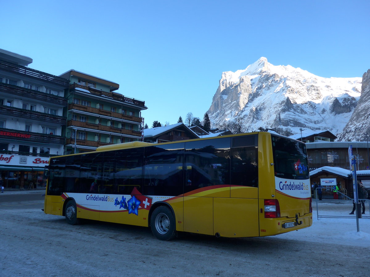 (187'309) - AVG Grindelwald - Nr. 18/BE 382'871 - MAN/Gppel am 24. Dezember 2017 beim Bahnhof Grindelwald