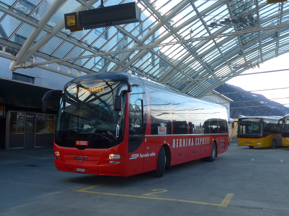 (187'406) - PostAuto Graubnden - GR 162'994 - MAN (ex GR 162'972) am 26. Dezember 2017 in Chur, Postautostation