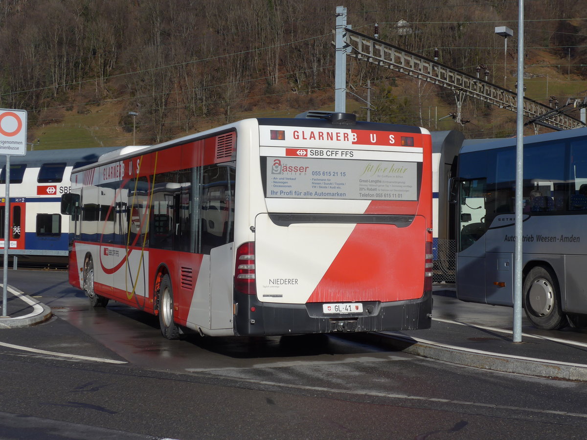 (187'515) - Niederer, Filzbach - Nr. 27/GL 41 - Mercedes am 31. Dezember 2017 beim Bahnhof Ziegelbrcke