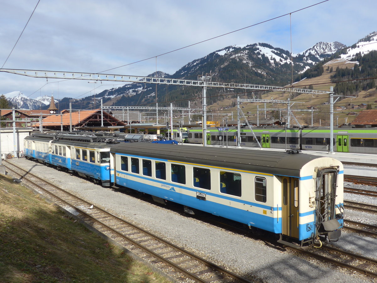 (188'078) - MOB-Personenwagen - Nr. 305 - am 28. Januar 2018 im Bahnhof Zweisimmen