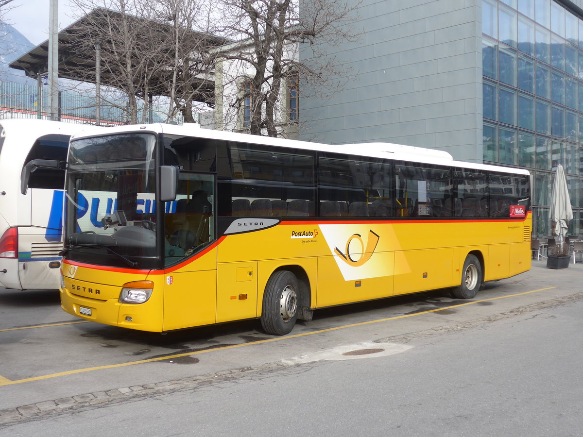 (188'439) - PostAuto Wallis - VS 403'661 - Setra am 11. Februar 2018 beim Bahnhof Brig