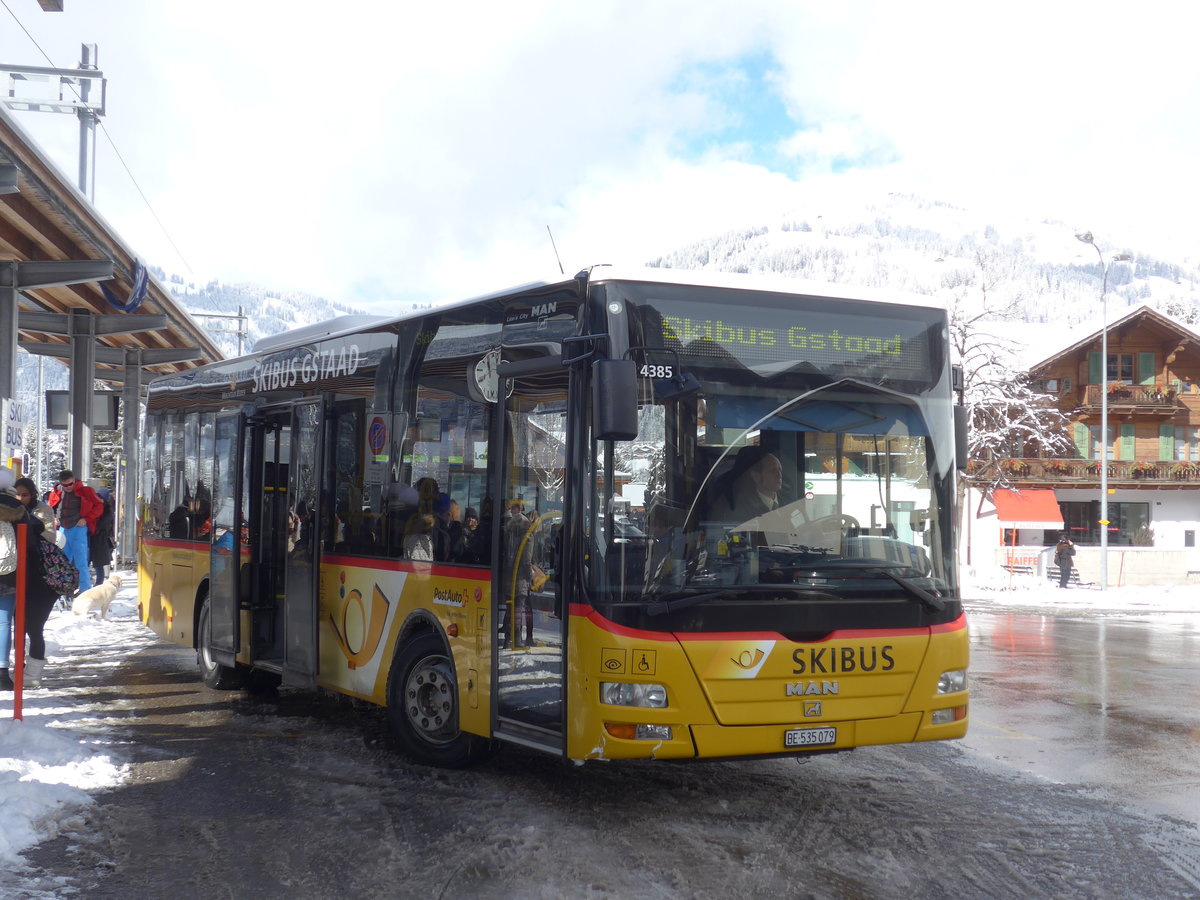 (188'474) - PostAuto Bern - BE 535'079 - MAN/Gppel (ex Nr. 217; ex RBS Worblaufen Nr. 217) am 12. Februar 2018 beim Bahnhof Gstaad