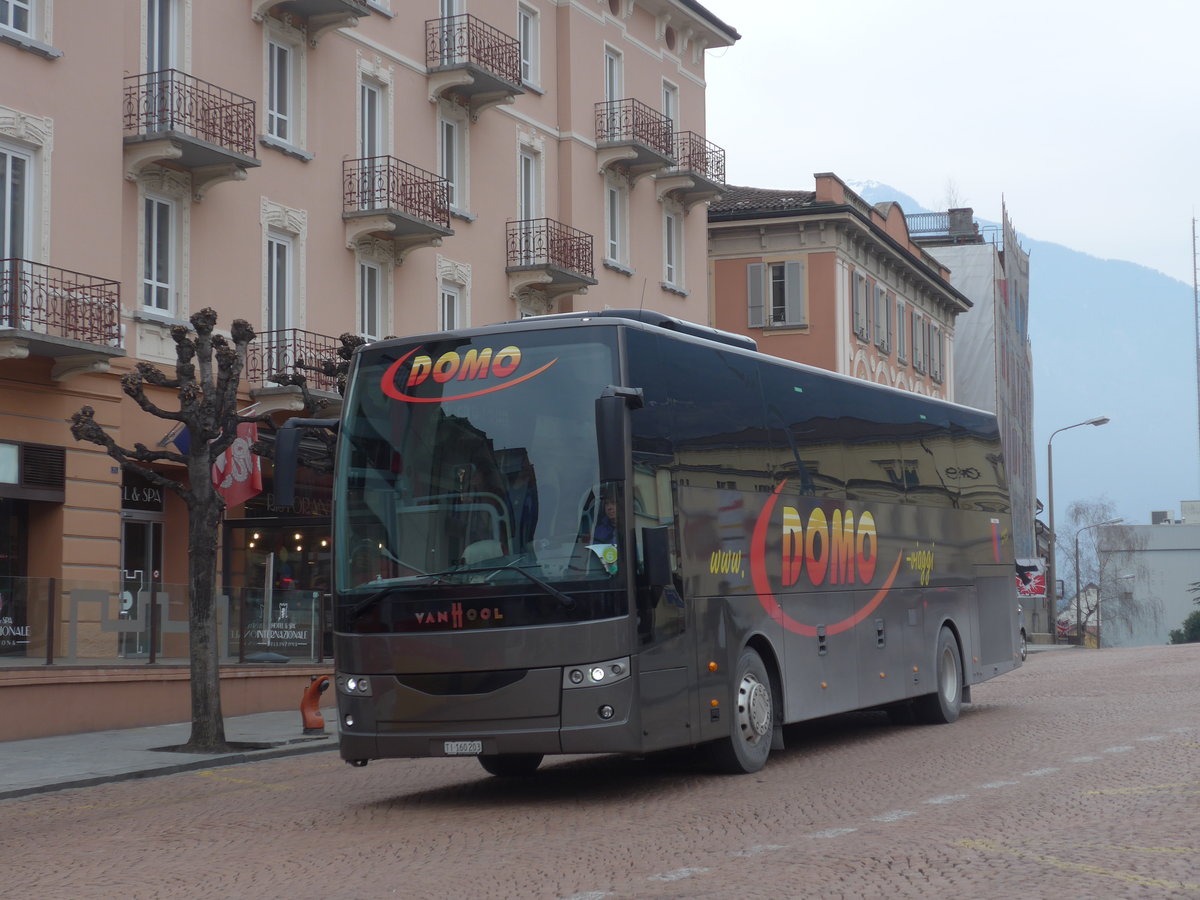 (188'865) - Domo, Glattbrugg - TI 160'203 - Van Hool am 17. Februar 2018 beim Bahnhof Bellinzona