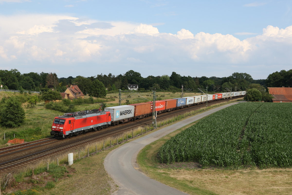 189 001 mit einem Containerzug am 27. Juni 2020 bei Langwedel.