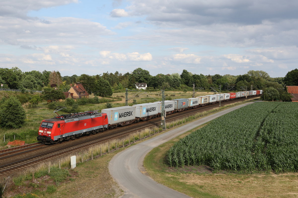 189 001 mit einem Containerzug am 29. Juni 2020 kurz vor Langwedel.