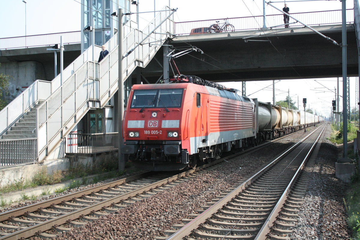 189 005 mit einem Gterzug bei der durchfahrt im Bahnhof Leipzig-Engelsdorf am 12.9.20