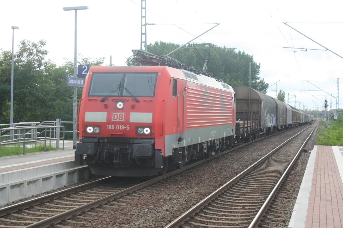 189 018 mit einem Gterzug bei der Durchfahrt im Bahnhof Delitzsch ob Bf am 6.10.21
