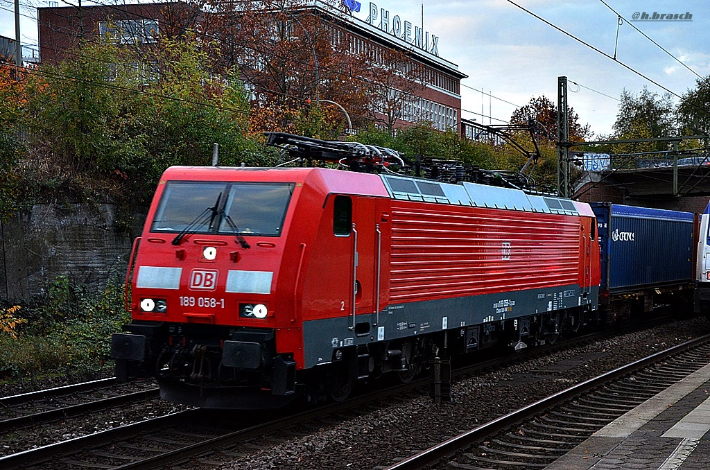 189 058-1 ist mit einen kastenzug durch hh-harburg gefahren,31.10.14