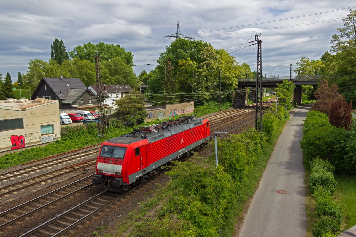 189 071 muss nicht lange vor dieser Aufnahme bei einem Werkstattaufenthalt einen neuen Stromabnehmer erhalten haben. Noch vollkommen sauber und silbern glnzend hebt sich das Ersatzteil deutlich von der restlichen Dachausrstung ab.