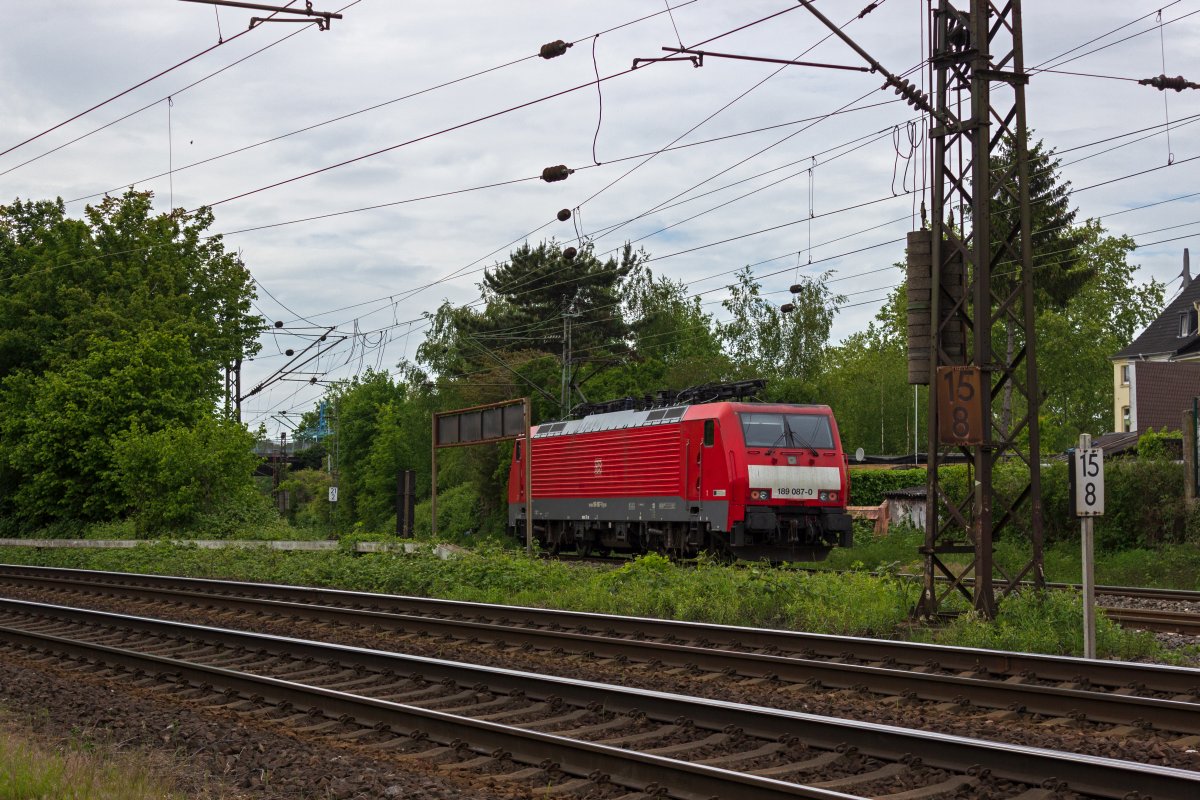 189 087 verlsst als Leerfahrt Oberhausen-Osterfeld.