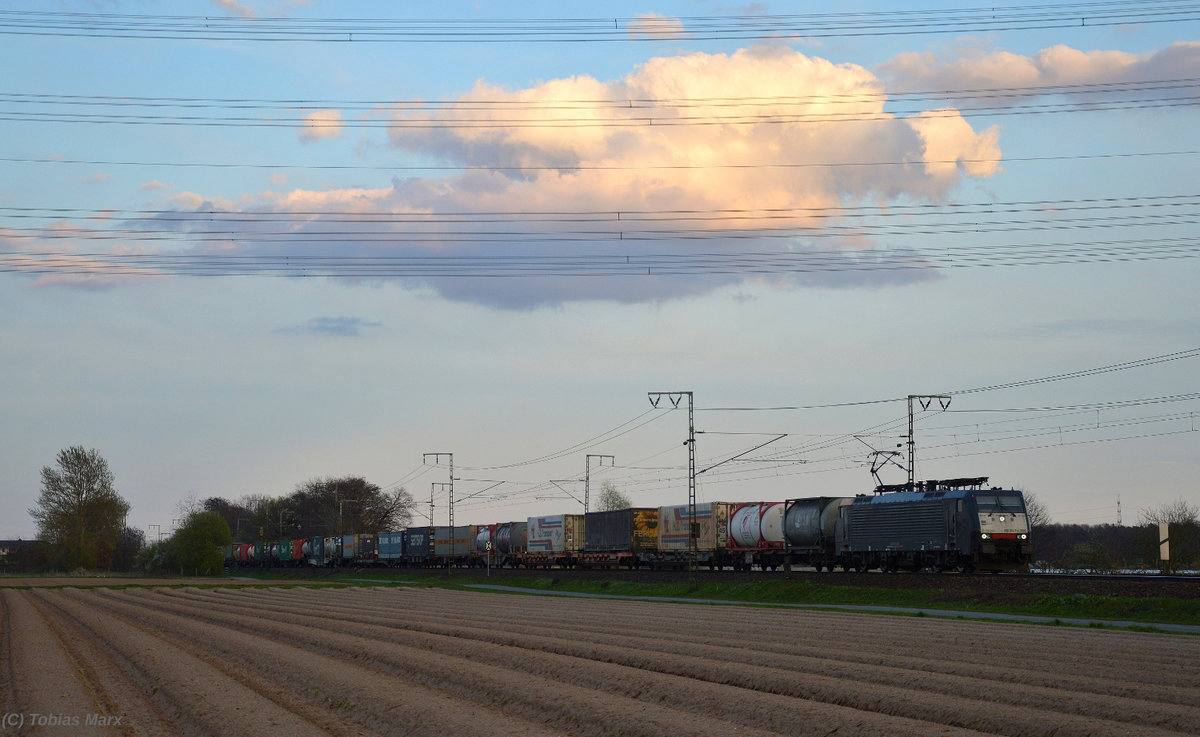 189 090 mit einem Güterzug zwischen Weiterstadt und Klein-Gerau am 08.04.2016
