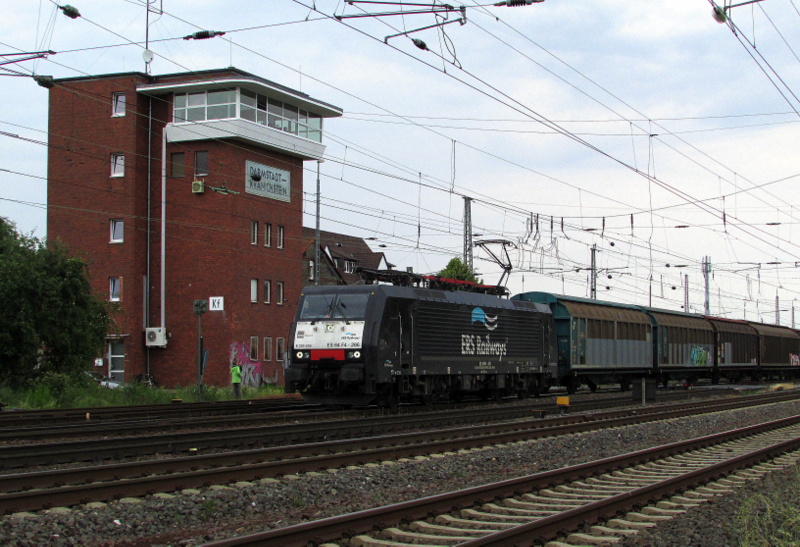 189 286 bei der Durchfahrt in Darmstadt Kranichstein am 01.Juni.2014