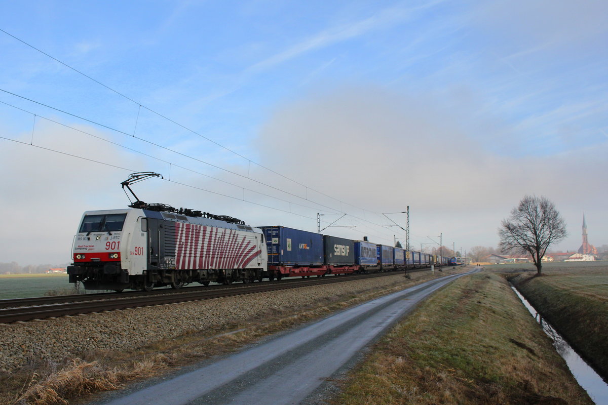 189 901 mit dem  Intercombi  aus Salzburg kommend am 17. Dezember 2016 bei bersee am Chiemsee.